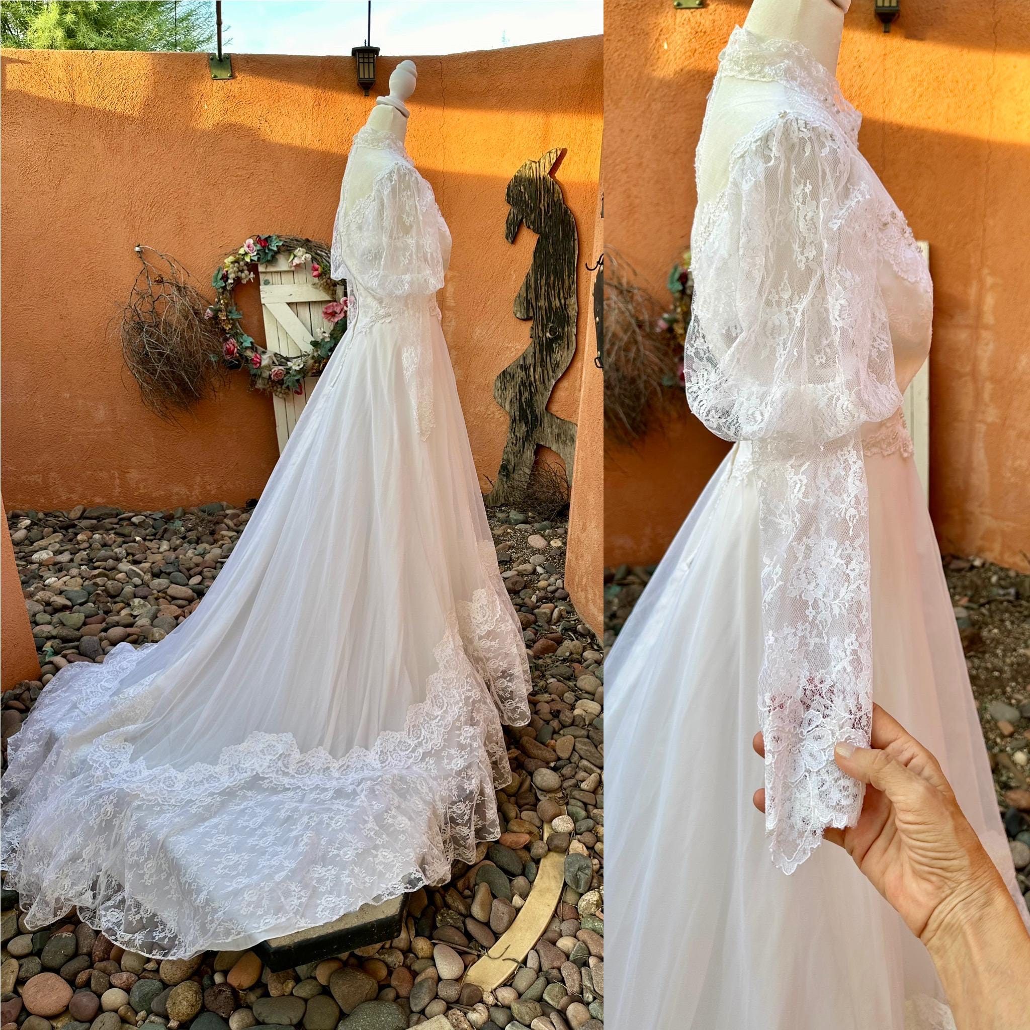 ガウンコート SATIN LACE LONG GOWN Amerivintage 1970s ILGWU Vintage Victorian White Wedding Gown Leg of Mutton