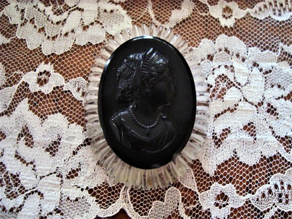 Circa 1940s Large Black Cameo Clear Lucite Brooch… - image 5