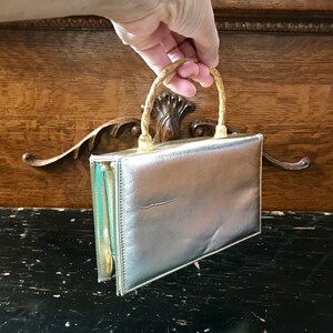 Bolso de mano de piel lamé dorada de los años 60 con asa superior de metal de La France