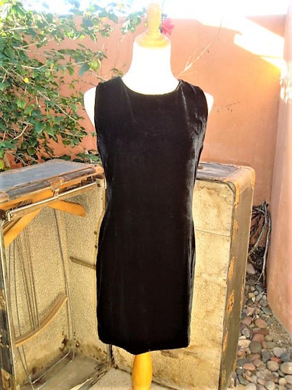 SALE 1990s Little Black Velvet Sleeveless Short D… - image 2