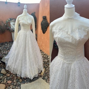 1950s White Lace Fit n Flare Wedding Gown Illusion Lace Sweetheart Neckline WITH VEIL Size XS