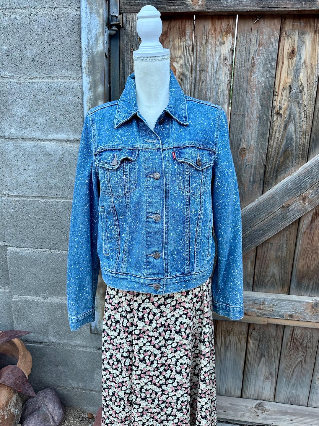 1980s Vintage LEVIS Blue Denim Galactic Print Truckers Jacket Size