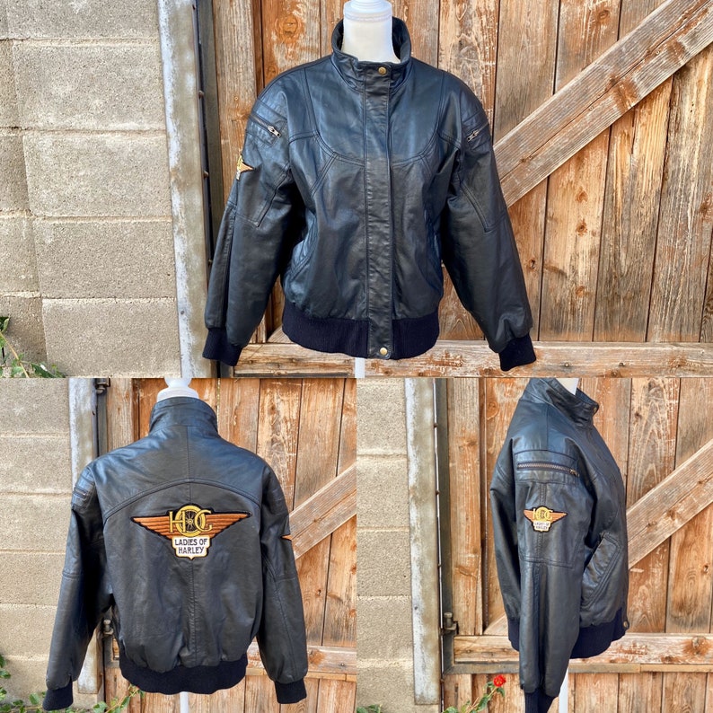 Puede incluir: Chaqueta de cuero negra con cierre de cremallera y un parche bordado en oro que dice "Ladies of Harley".