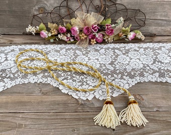 Sujetador de cortina vintage de trenza dorada y perlas de imitación con borlas de terciopelo de 104 pulgadas.
