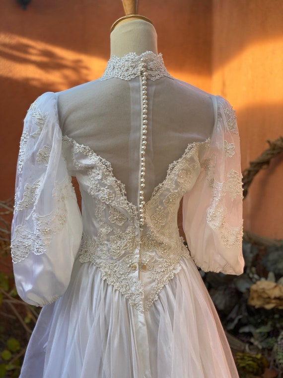 1980/'s Bridallura Ivory Pearl Beaded Lace Applique V-Back Very Good Condition Preowned Bridal Wedding Dress Gown Puffy Sleeves Size Large