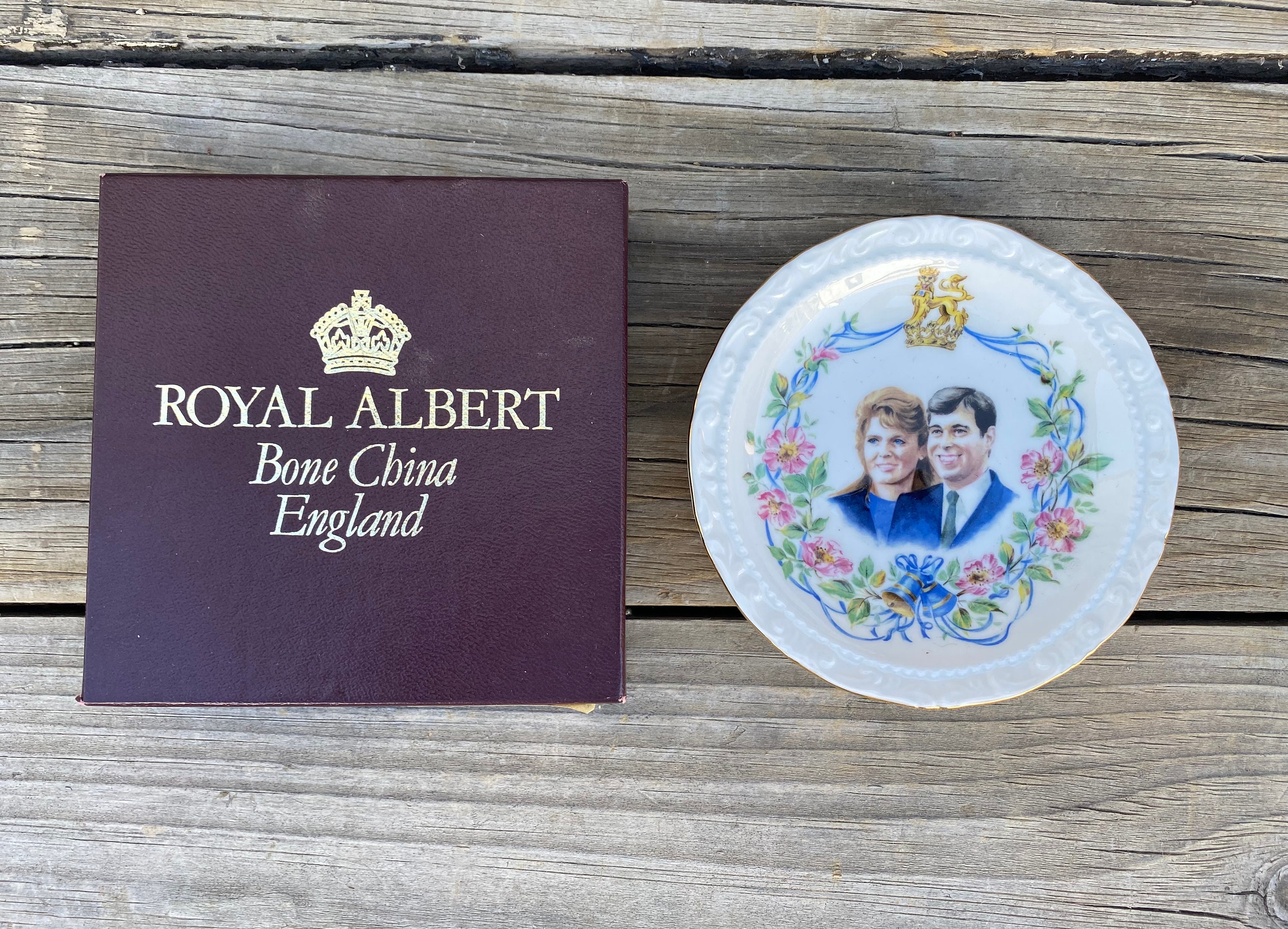 | Amazon.com CHINA　金彩花文　スクエアプレート 英国製アンティーク　BALMORAL Royal Plate Salad Roses Country Old 15210007 Albert 食器