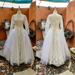 1950s Fit N Flare Wedding Gown White & Ivory Lace and Tulle Size S