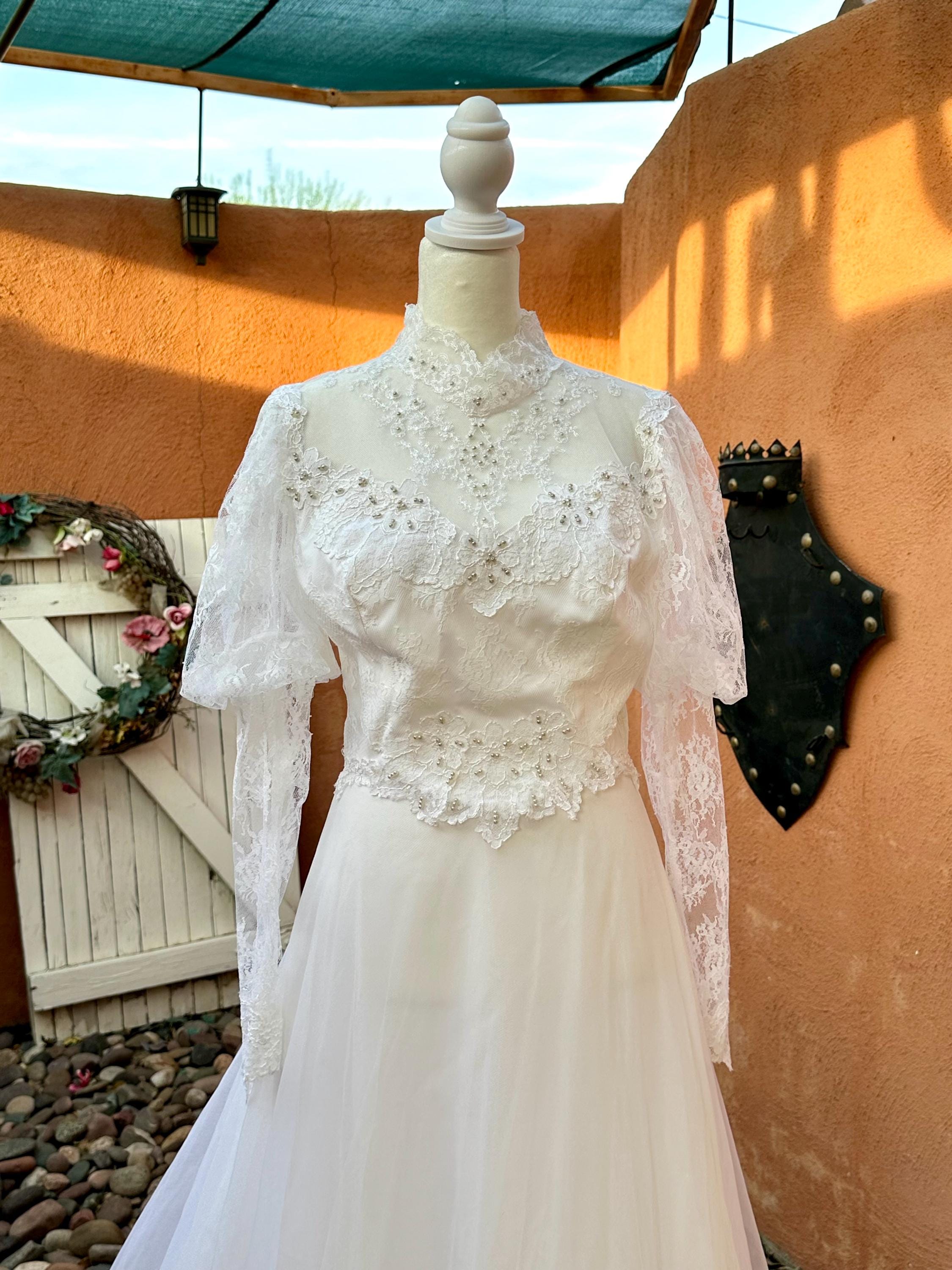 ガウンコート SATIN LACE LONG GOWN Amerivintage HOUSE OF CB Isoline Lace Long Sleeve Gown | Nordstrom