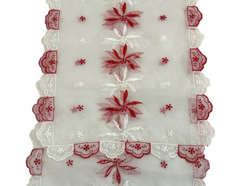 Camino de mesa vintage blanco transparente con flores rojas y blancas y bordes festoneados