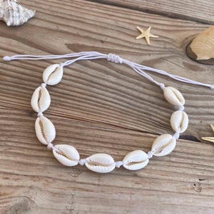 Enkelbandje met kaurischelp - strandenkelband - schelpsieraden - cadeau voor haar -