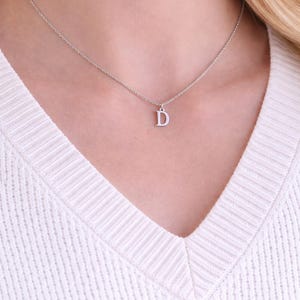 Collar con inicial de plata de ley: colgante con letra pequeña del alfabeto