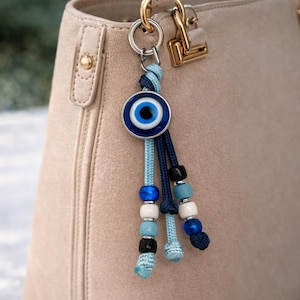 Llavero artesanal de ojo turco: dije de paracord con cuentas, amuleto de la suerte