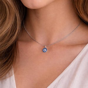 Collana con piccolo occhio di Allah smaltato: catena gourmet in acciaio inossidabile