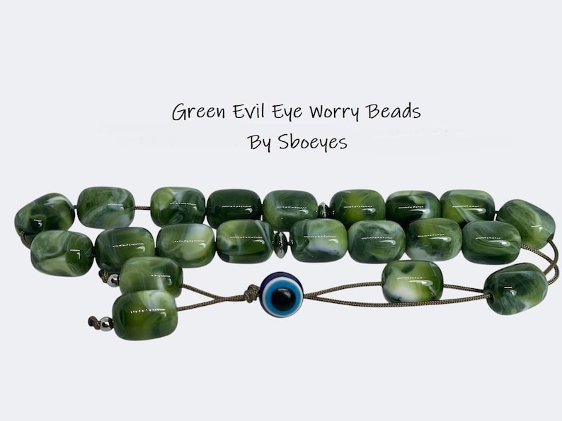 Op de afbeelding: Groene kwade oog zorgen kralen met een blauwe en witte kwade oog bedel. De kralen zijn groen met witte swirls. Green Evil Eye Worry Beads By Sboeyes