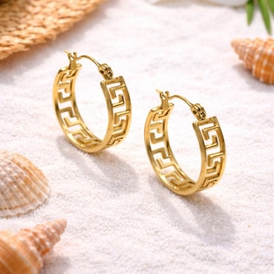 Brincos de argola com design em meandro, em aço inoxidável banhado a ouro e com padrão grego.