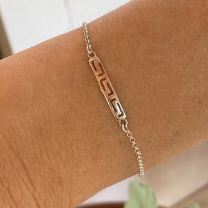 Pulsera de plata de ley con llave griega y eslabones de barra serpenteantes. Delicada joyería de plata. Regalo minimalista para ella. Accesorio de plata para el día a día.