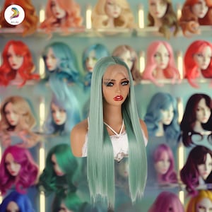 Puede incluir: Una cabeza de maniquí con cabello largo y liso de color verde menta. La peluca está peinada con una parte delantera de encaje. Otras pelucas de varios colores se exhiben en estantes en el fondo, incluyendo rojo, rosa y azul.