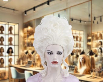 Puede incluir: Una peluca blanca, grande y rizada con un estilo bouffant alto. La peluca está en una cabeza de maniquí con una camisa de color morado claro.