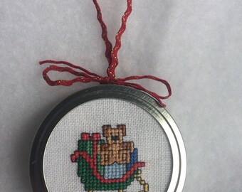 Oso de punto cruzado acabado en el ornamento de Navidad de trineo