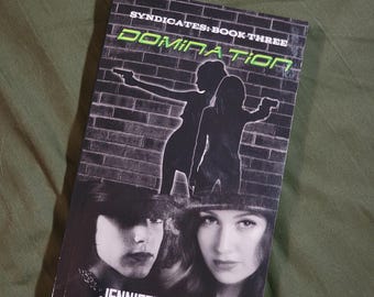Syndikate Buch Drei: Dominanz, Ein Alternativer Zeitlinien Thriller, HANDGRAFIERT