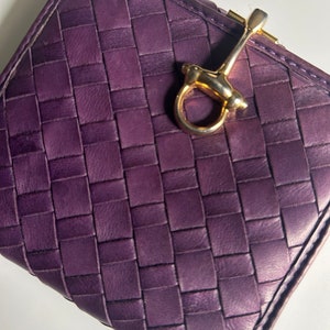 Cartera de piel trenzada color morado fabricada en Italia con monedero y herrajes de latón