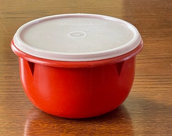 Medium Harvest Red/Paprika Tupperware Mixing Bowl 8 Cup Capacity  271 - 228