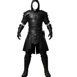 Peut inclure: Un costume noir à capuche avec une armure d'épaule, des manches courtes et une partie inférieure en forme de jupe. La tenue comprend des gants et des bottes montantes. Le costume est en matériau sombre, peut-être en cuir, pour le cosplay ou les événements à thème.