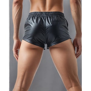 Könnte beinhalten: Schwarze Leder-Shorts mit Kordelzugbund und Reißverschluss-Tasche hinten.