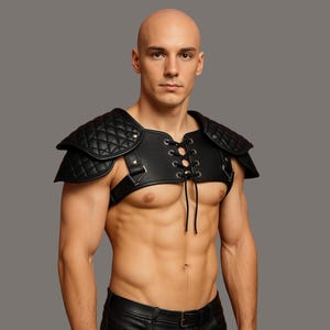 男性用戦士レザー肩当てハーネス | 中世肩甲トップ | スチームパンクフェスティバルコスプレ衣装 | ゴシックファンタジーコスチューム