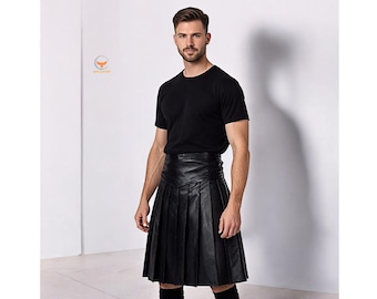 Könnte beinhalten: Ein schwarzer Lederkilt mit Falten und einem Gürtel. Der Kilt wird mit einem schwarzen T-Shirt getragen.