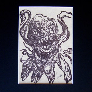 Shoggoth in Chase, una stampa color livido su carta da parati antica