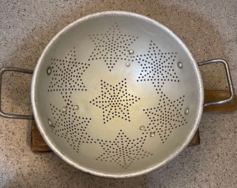 Stunning vintage Mirro 7 star colander / sieve / strainer