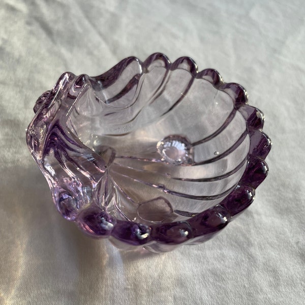 Cambridge Caprice purple amethyst glass shell ashtray / ring dish / trinket dish