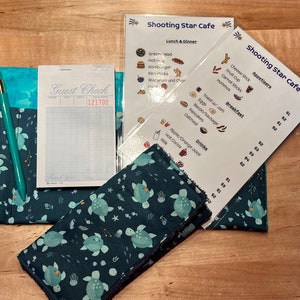 Conjunto de avental de garçonete/garçom infantil – tartarugas marinhas em azul fingir brincar de restaurante, brincar de cozinha, cardápios de fingir, meio avental infantil