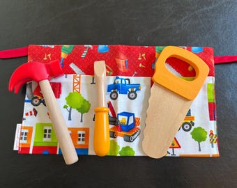 Kinder-Bau-Werkzeuggürtel mit optionalen Holzwerkzeugen: Baustellenmotiv auf Weiß