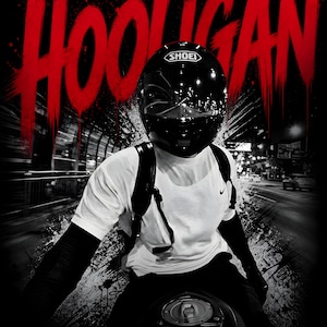 Op de afbeelding: Een persoon op een motorfiets 's nachts, met een zwarte Shoei-helm en een wit t-shirt. Het woord "HOOLIGAN" staat in grote rode letters op de achtergrond, met een zwart-witte stadsgezicht.