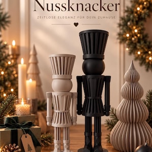 Könnte beinhalten: Zwei Nussknacker-Figuren, eine beige und eine schwarz, mit hohem, gefaltetem Hut, rundem Kopf und vertikal geripptem Torso. Darüber steht der Text WEIHNACHTSDEKO, Nussknacker und ZEITLOSE ELEGANZ FÜR DEIN ZUHAUSE, ergänzt durch ein Baum- und Herzsymbol.