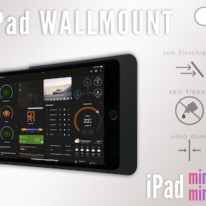 Puede incluir: Soporte de pared negro para iPad mini 4 o 5. El soporte es ultra delgado y se desliza, no se necesita adhesivo. El iPad muestra una pantalla oscura con varios iconos y un reloj digital.