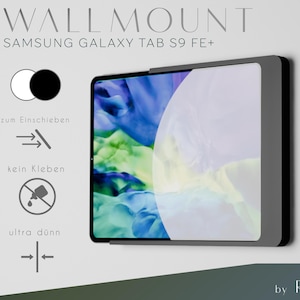 Könnte beinhalten: Eine schwarze Wandhalterung für ein Samsung Galaxy Tab S9 FE+ Tablet. Die Halterung ist so konzipiert, dass sie in das Tablet-Case eingesetzt wird, anstatt Klebstoff zu verwenden. Der Text "WALLMOUNT" und "SAMSUNG GALAXY TAB S9 FE+" wird oben im Bild angezeigt. Der Text "by RLD" wird unten im Bild angezeigt.
