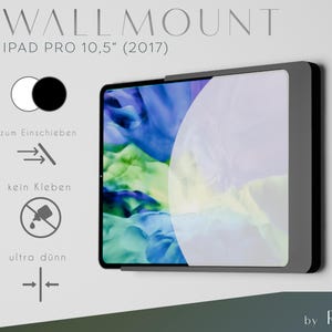 Könnte beinhalten: Eine schwarze Wandhalterung für ein iPad Pro 10,5 Zoll (2017). Die Halterung ist ultra dünn und einfach zu installieren. Sie verfügt über ein Einschubdesign, sodass kein Kleber benötigt wird.