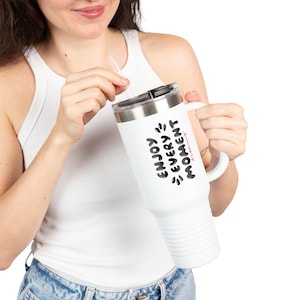 Puede incluir: Un juego de tres tazas de cerámica con un acabado mate moteado. Las tazas son de color crema, marrón claro y marrón oscuro. Cada taza tiene un diseño simple y minimalista.