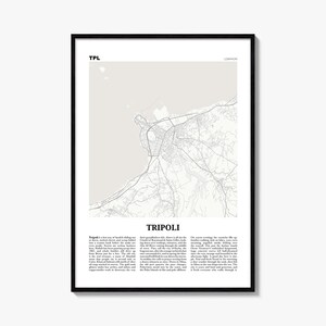 Pode incluir: Uma impressão emoldurada de um mapa de Trípoli, Líbano, apresentando uma rede de ruas em cinza claro sobre um fundo branco. O texto TPL e LEBANON aparece no topo, com a palavra TRIPOLI centralizada abaixo do mapa, seguida de um parágrafo descritivo.
