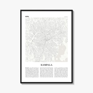 Könnte beinhalten: Ein gerahmter Wandkunstdruck mit einem detaillierten hellgrauen Stadtplan von Kampala, Uganda. Der Druck enthält den Text KPA oben links, UGANDA oben rechts, KAMPALA fett gedruckt in der Mitte und einen beschreibenden Textabsatz am unteren Rand.