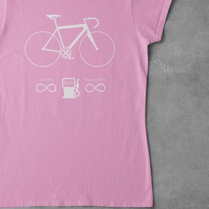 Vrouwen fietsshirt, grappige fietsrijder, fietser cadeau fietsen kleding, aangedreven door kont geen gas grappig fiets milieu T-shirt