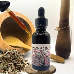 Puede incluir: Un juego de tres tazas de cerámica con un acabado mate moteado. Las tazas son de color crema, gris claro y gris oscuro. Cada taza tiene un diseño simple y minimalista, ideal para café o té.