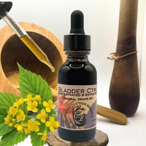 Może przedstawiać: Ciemna szklana butelka z czarną pipetą, z napisem "BLADDER CTRL CONCENTRATED & EXTRACTS". W tle drewniany moździerz i tłuczek, a także żółte kwiaty i zielone liście. Butelka stoi na małej drewnianej płycie.