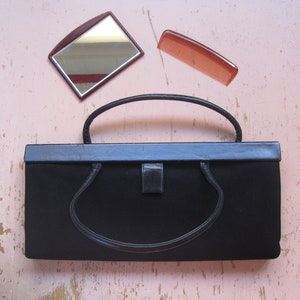 Bolso de mano de gamuza negra de los años 50 - Monedero negro de mediados de siglo con espejo y peine - Bolso vintage de cuero supersuave de los años 50 de Waldman