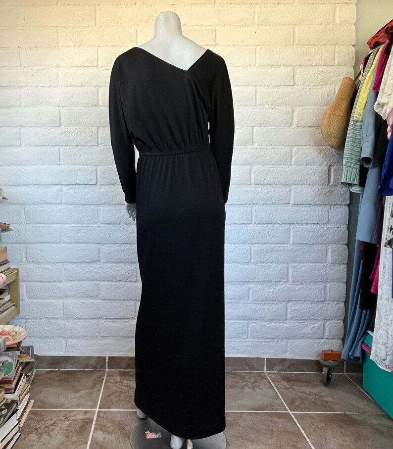 Robe Victor Costa des années 70 longue robe vintage en jersey noir élégante robe noire des années 1970 avec décolleté asymétrique et jupe fendue M L image 6