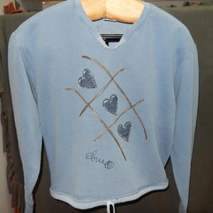 Women's MEDIUM-V-Neck Sweatshirt: Denim Heart Applique-Tic Tac Toe
