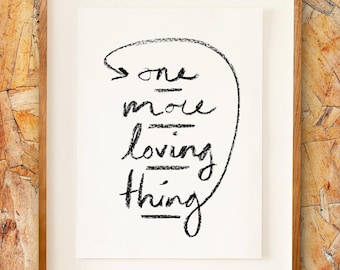 Puede incluir: Una impresión enmarcada con la frase "one more loving thing" en escritura negra. La obra de arte está sobre un fondo blanco, dentro de un marco de madera. El fondo es una superficie texturizada y multicolor.